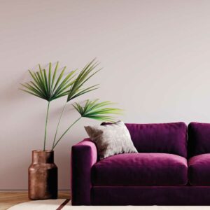 flieder-wandfarbe-pinkes-sofa-blume